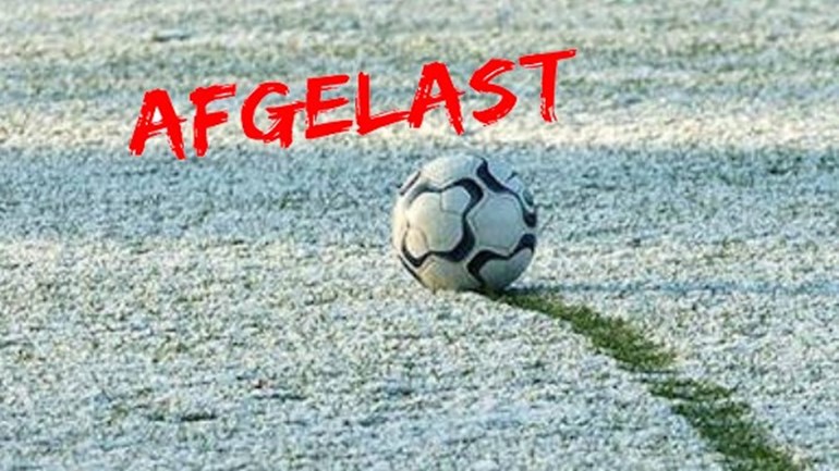 sneeuw-op-voetbalveld